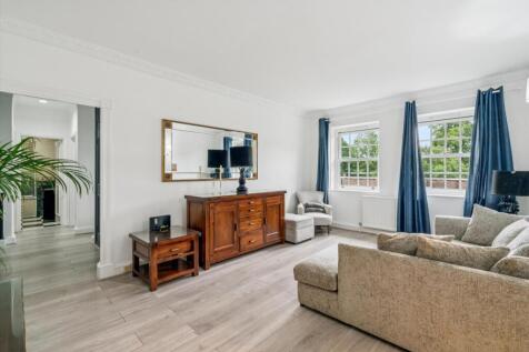TENNIS LET A bright and spacious two bedroom apartment, ideal location for Wimbledon Tennis, situated next to Wimbledon Common, SW19. TENNIS LET A well-presented two double bedroom apartment situated
