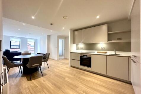 Manchester New Square is an exciting residential development located in the beating heart of the city centre. The very best that Manchester has to offer is right on your doorstep, from fine and eclect
