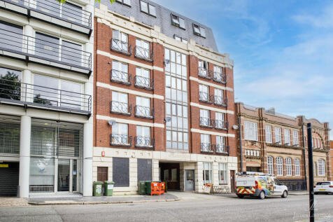 A rare opportunity to rent this superb one bedroom apartment FACING ONTO ST PAULS SQUARE, consisting of spacious lounge, separate kitchen, bedroom, bathroom and the luxury of being offered FURNISHED.