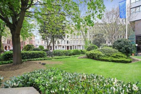 Exceptionally Spacious Studio Apartment situated withing a lovely period building just of Gloucester Road.