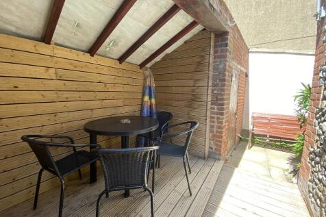 Courtyard shelter