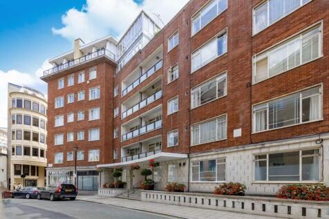 A well presented studio apartment on the third floor floor of a portered block. A bright studio apartment with a modern open plan kitchen and private bathroom. Good built in storage combined with fant