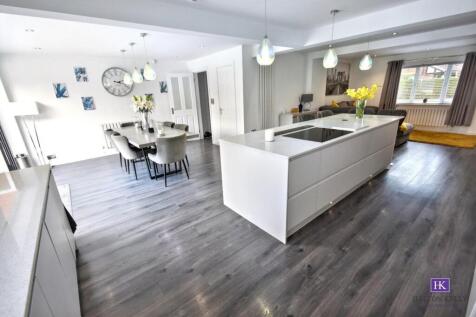 OPEN PLAN KITCHEN/DINING LIVING SPACE