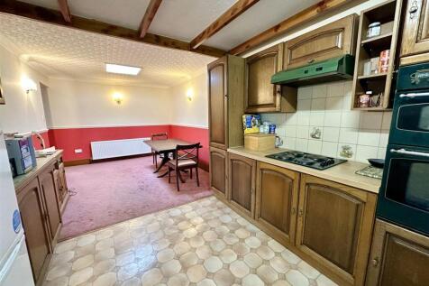 spacious kitchen diner.jpg