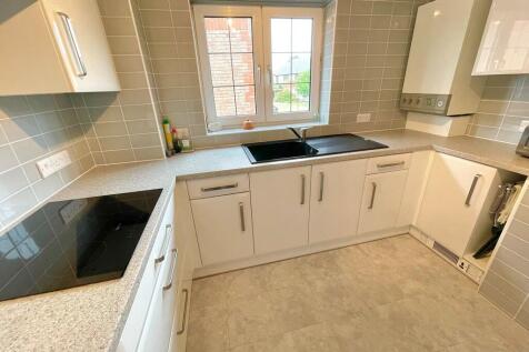 2 Barton Court Ki...