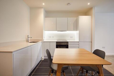 ** AVAILABLE END AUGUST ** 8th floor brand new apartment to rent in the heart of Manchester city centre with 360 roof terrace - MUST VIEW !!