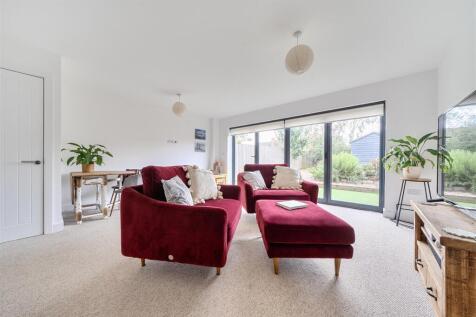 2 Compass Court (14).jpg