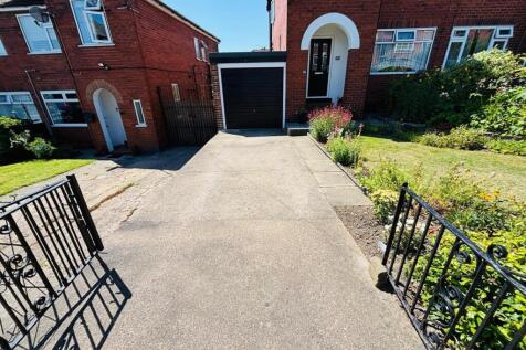 Off Street Parking / Driveway / Single Garage: