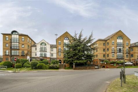 This third floor studio flat has a spacious living area with an integrated kitchen, tiled shower room, and wood flooring and is ideally situated with Brent Cross and excellent transport links on the d
