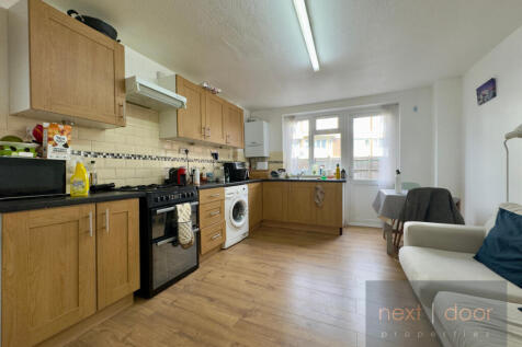 Mandela Street - SW9. Next Door Properties are proud to present this lovely 4-bedroom house near Oval Tube Station. Set over 3 floors, the house comprises 4 bedrooms (3 large doubles, 1 good-sized sin