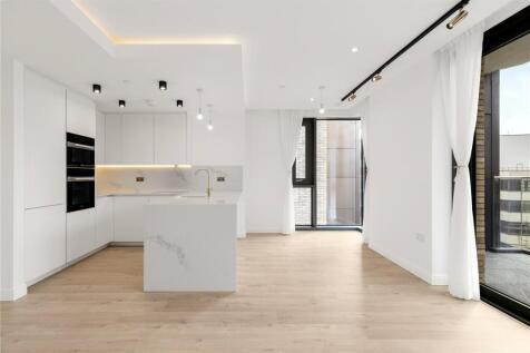 LUXURY AMENITIES**FURNISHED**Introducing an exquisite 2-bedroom, 2-bathroom plus 1 toilet flat at Siena House, located at the prestigious 250 City Road, developed by the renowned Berkeley. This though