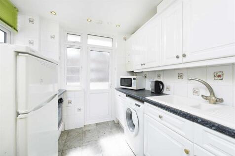 PMP international are proud to offer this 2 bedroom property situated in a beautiful purpose built block in the very central location of St Johns Wood. Townshend Court is ideally located within moment