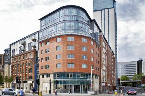 A recently refurbished, bright and spacious, two double bedroom apartment that benefits from a fantastic central location. A designer kitchen with many modern appliances is just one of the main benefi