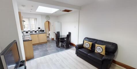 BILLS INCLUSIVE | STUDENT HOUSE | NO SUMMER RENT | NEAR BCU & CITY CENTRE Welcome to this charming mid-terrace house located on Reservoir Road in Birmingham, a prime area that offers both convenience