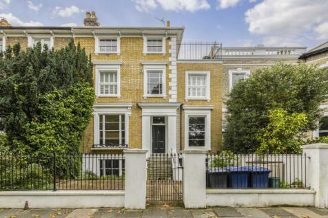 A one bedroom split level apartment with views of the green open spaces of Ealing Common. Ideal for a busy professional tenant that needs good transport links.