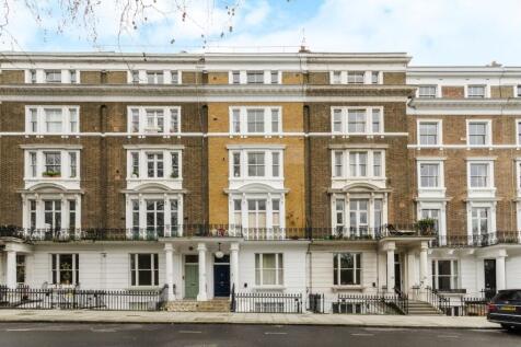 ZERO DEPOSIT AVAILABLE. LONG LET. Spaciously arranged on the second floor, this lovely one bedroom flat features a charming reception room with fireplace and an excellent kitchen set on the desirable