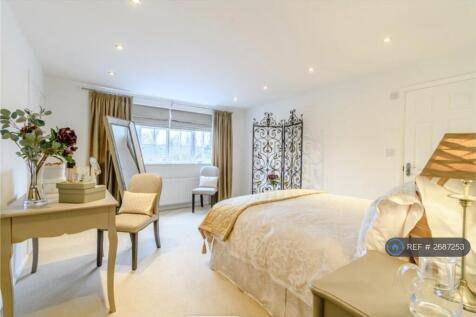 Large Ensuite Bedroom With Walk-In Wardrobe