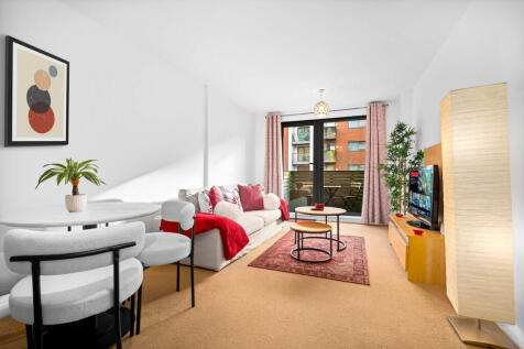 SKYLINE | A stunning two bedroom, two bathroom furnished apartment with balcony is situated in the heart of Birmingham City Centre. The property is on the doorstep of the iconic Cube Development, the