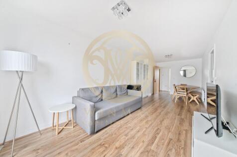 Two-Bed One-Bath bright and airy flat stone throw away from Tottenham Hale Station
