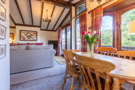 Dining Area to Lo...