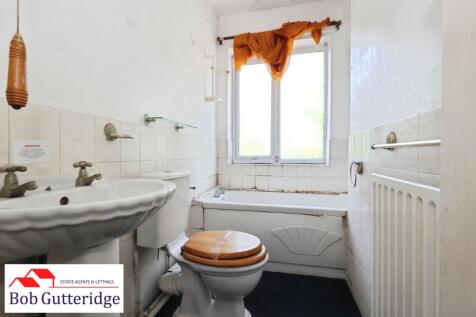 FIRST FLOOR BATHROOM