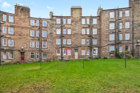 A stylish, furnished, one double bedroom, top-floor flat. Comes with access to a large, shared garden. Available 4 August 2026!