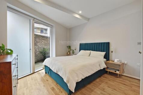 03-a413GCHMF - Flat 1 103 Copenhagen St - Bedroom