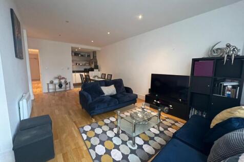 ****DEPOSIT ALTERANTIVE AVAILABLE**** Available August 2026! Move into this wonderful apartment in the sought after LOCK BUILDING . Located just a short distance from Oxford Road station it has TWO do