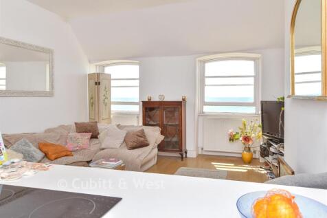 Lounge/ Kitchen