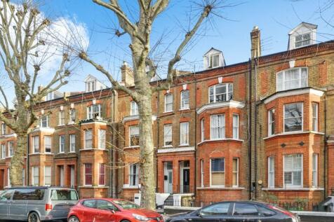 As sole agents, we are delighted to offer this charming 2 double bedroom flat nestled on Randolph Avenue in the heart of Maida Vale, only moments from Elgin Avenue shops and Maida Vale tube station. T