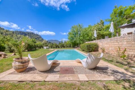 Spacious Villa in the middle of nature with beautiful mountain views and a dreamlike garden
