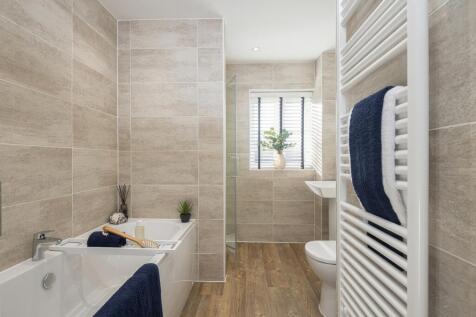 Family bathroom in 4 bed Holden