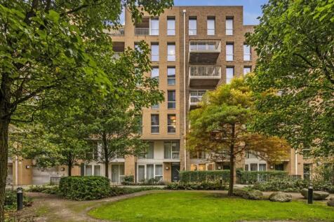 A split level two double bedroom apartment set within a modern development offering 24 hour concierge, communal roof terrace and residents' only gymnasium with a patio area.