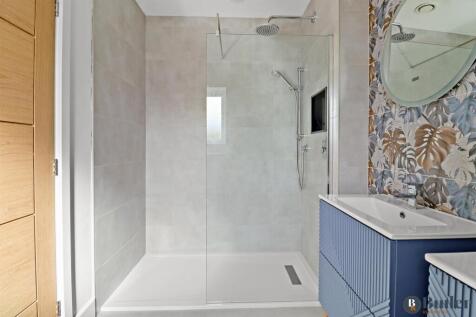 En-suite shower