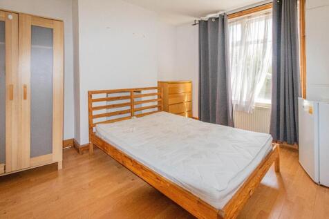 * AVAILABLE 20.07.2026 * ROOM TO RENT in a four bedroom house - all bills included. Jeffrey Ross & The Property Outlet are delighted to offer this Furnished Double Room to the market, Suitable for a s
