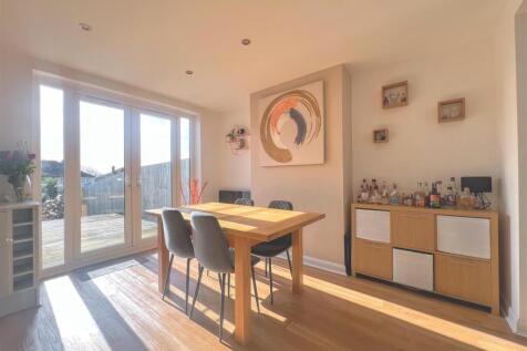 OPEN-PLAN KITCHEN/DINER AREA