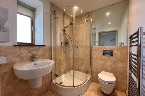 Back Bedroom en-suite.JPG