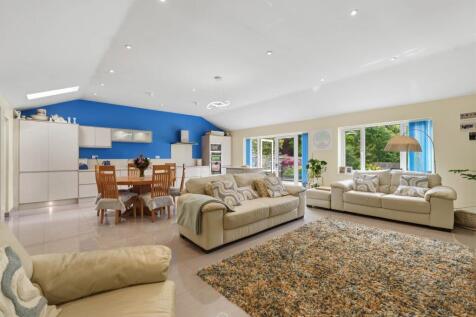 Large Lifestyle Living