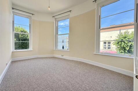 One bedroom apartment in a great location within close proximity of the shops and restaurants on Cotham Hill. This good size first floor flat is well presented and offers; fitted kitchen, light and sp
