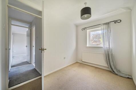 31 Harmans Way, Weedon