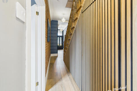 CAM03852G0-PR0425-STILL005