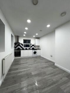 We are proud to offer this delightful studio flat, in a great location. Available to move in from 22nd June 2026. Property is offered unfurnished. Viewing highly recommended. Contact OpenRent today fo