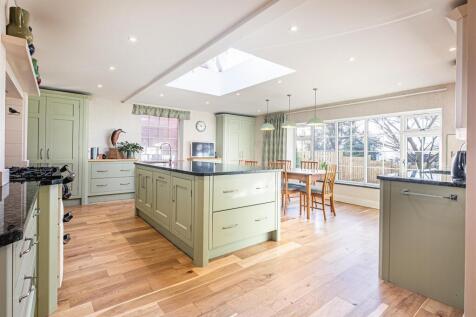 6 bed, 3 bath Detached in Sheffield - Photo 3