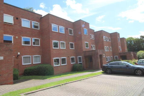 This is a large top floor, unfurnished, two bedroom apartment in this much sought after development in the leafy suburb of Edgbaston. It is located within easy reach of the City Centre, Birmingham Uni