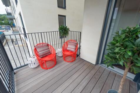 2 bed large corne...