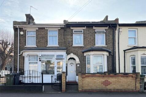 A modern bedsit benefiting all bills included, gas central heating and double glazing. This property also boasts free WI-FI and a short walk to Walthamstow Central Station making this home ideal for c