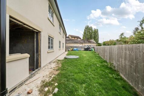 The Toppers, Bridge Road, Stoke Bruerne