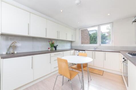 ** SPACIOUS THREE DOUBLE BEDROOM FLAT TO RENT ** HOT WATER/HEATING INCLUDED IN RENT ** IDEAL FOR 3 SHARERS ** A spacious and well-presented three double bedroom flat set within a purpose-built develop