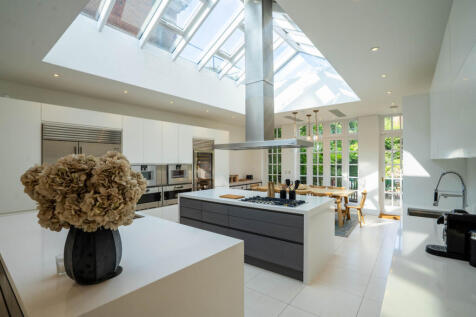 10 bed, 10 bath Detached in London - Photo 14