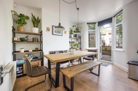 Selwyn Avenue, E4